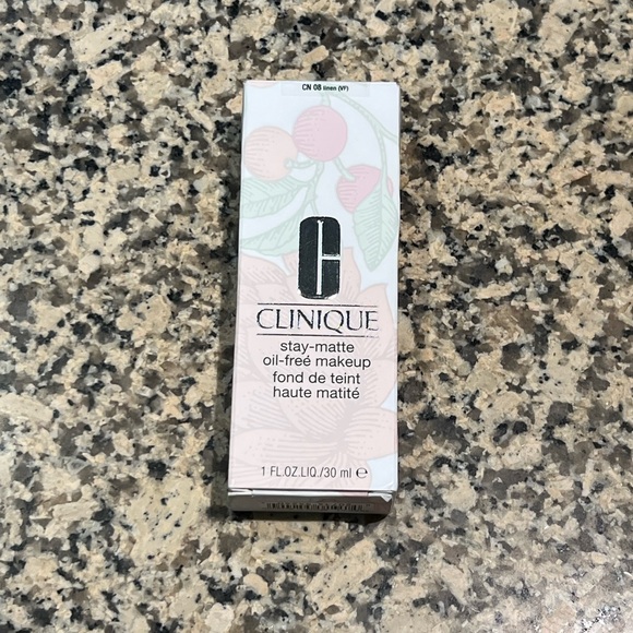 Clinique Stay Matte Makeup Linen - Picture 2 of 10